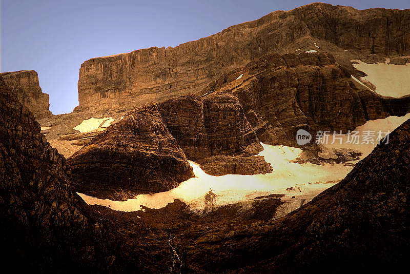 加瓦尼马戏团(Cirque de Gavarnie)是一个位于比利牛斯山中部、法国西南部、靠近西班牙边境的马戏团。它位于加瓦尔尼公社、Hautes-Pyrénées省和比利牛斯国家公园内。